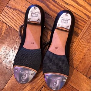 BLOCH women’s strap TAP shoes size 9.5M. Never worn.